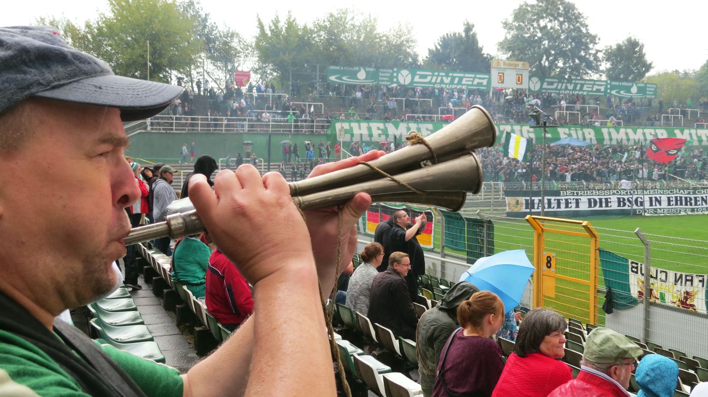 Chemie Leipzig BSG 02.09.2017 versus Schalke Benefiz (28) mail Rainer mit der Reichsbahnsignalhupe aus den 60ern