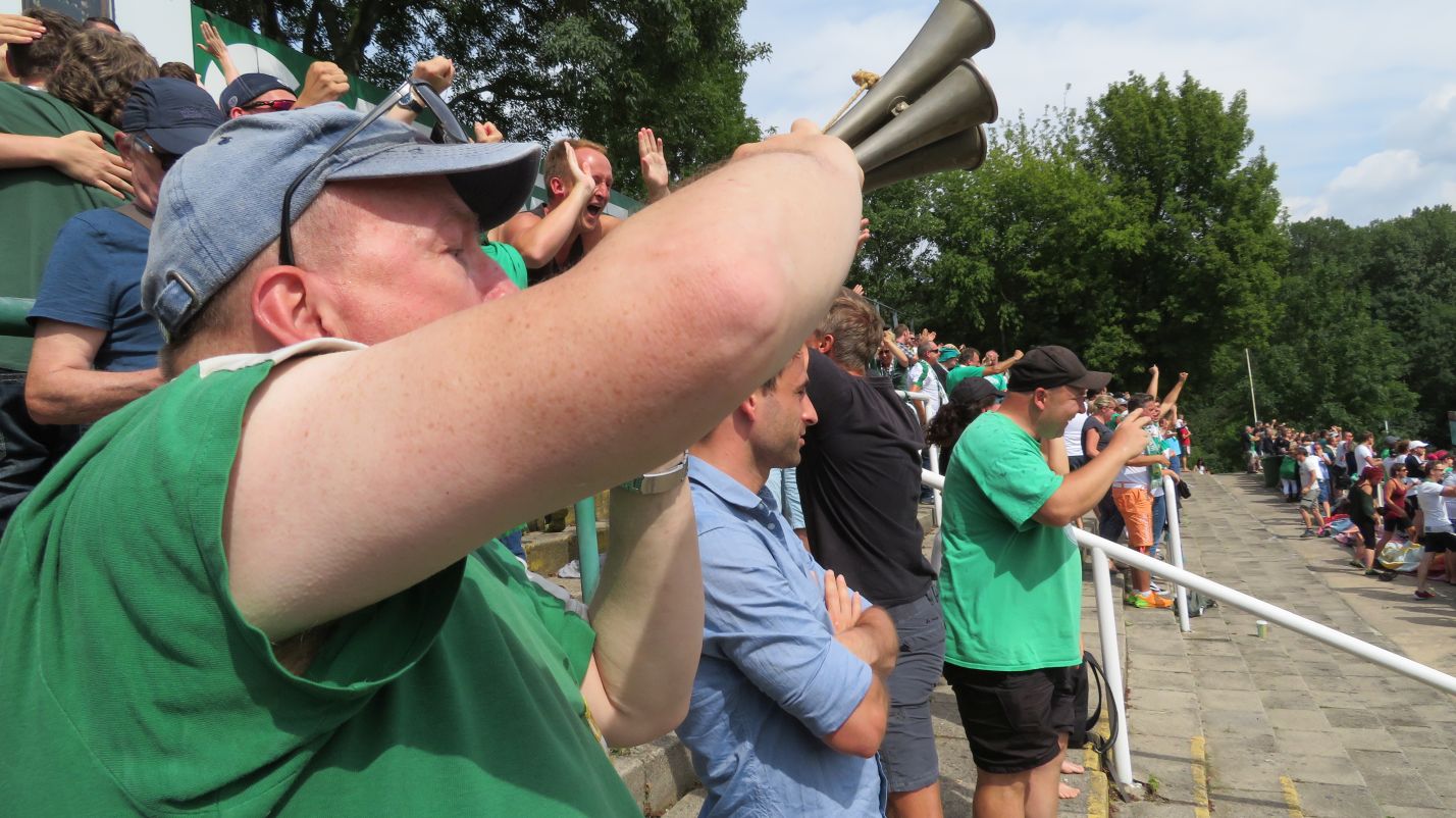 Chemie Leipzig BSG 06.08.2017 versus Babelsberg 1 zu 0 (33)mail Jubelhupe aus der DDR mit Rainer