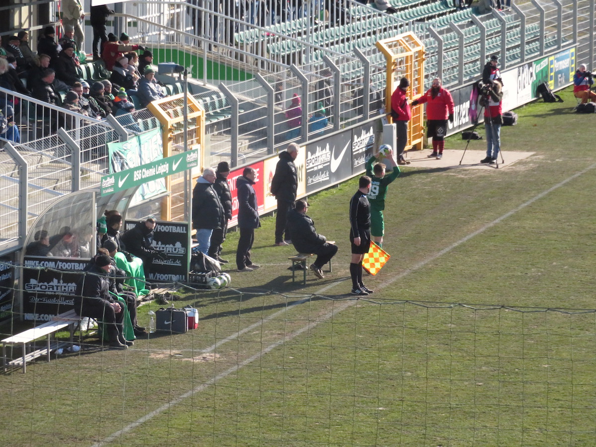 Chemie vs Auerbach 1. Halbzeit IMG 0243 Einwurf Chemie vor Trainerbank