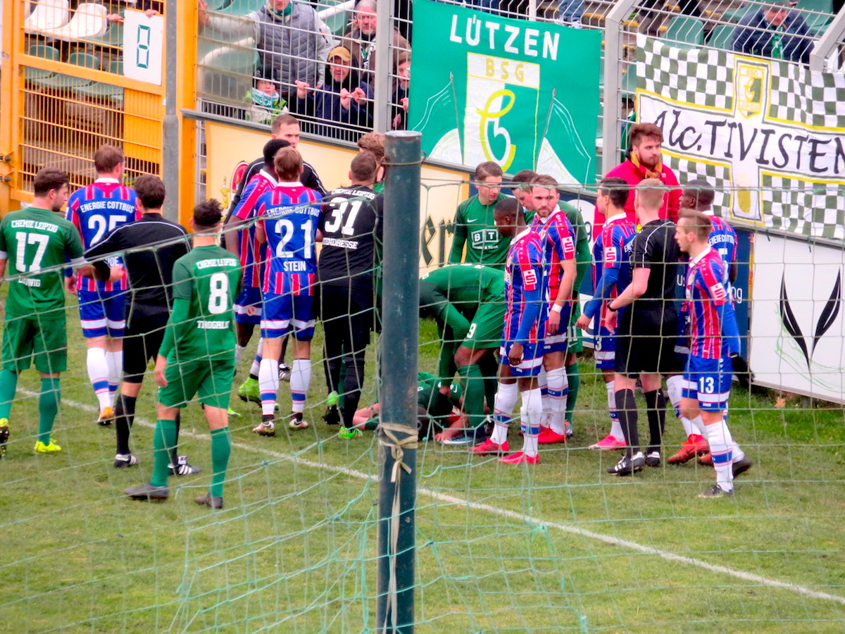 Chemie vs Cottbus 1. Halbzeit IMG 0051 Szene vor der Roten Karte