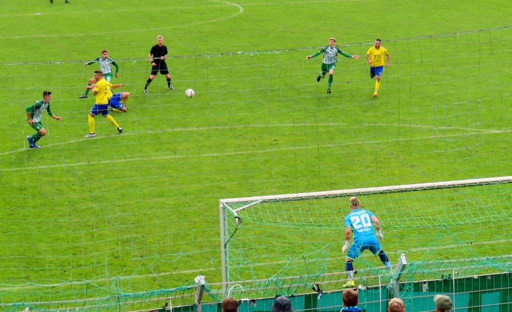 FHL IMG 1271 2. Halbzeit Heinze zieht ab und wird treffen