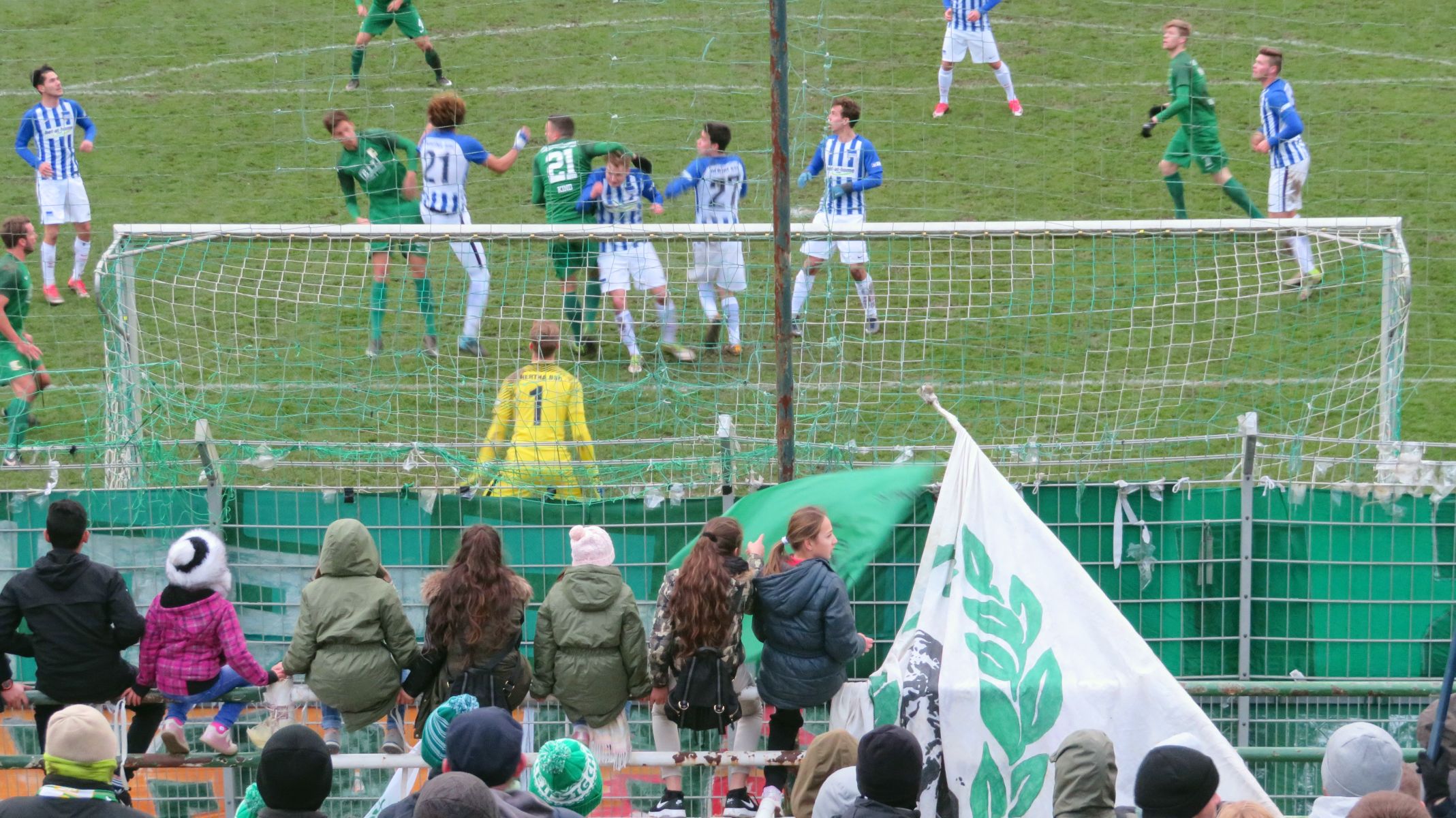 Chemie Leipzig BSG 26.11.2017 versus Hertha 2 Null zu Zwei (69) mail Strafraumszene