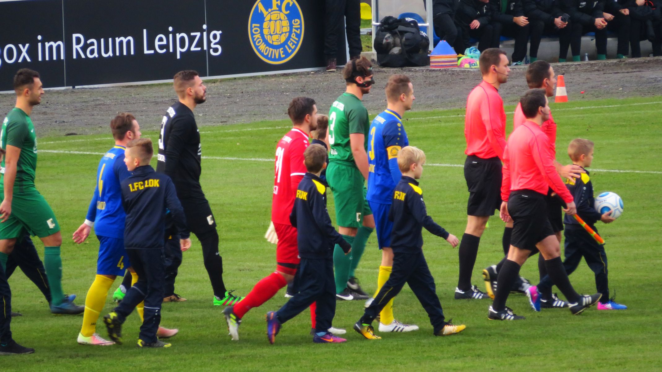 Chemie Leipzig BSG 22.11.2017 versus 1.FC Lok Null zu Null (89) mail Einlauf der Chemiker im Plache Stadion