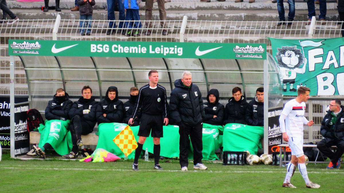 Chemie Leipzig BSG 11.11.2017 versus Bautzen Eins zu Null (26) mail Trainer und Bank in Decken