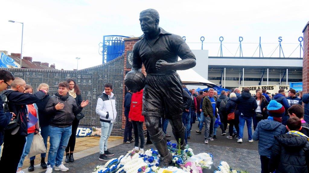 IMG 003 Legenden und Fans of today vor dem Goodison Park